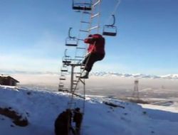 4 saat havada asılı kaldı